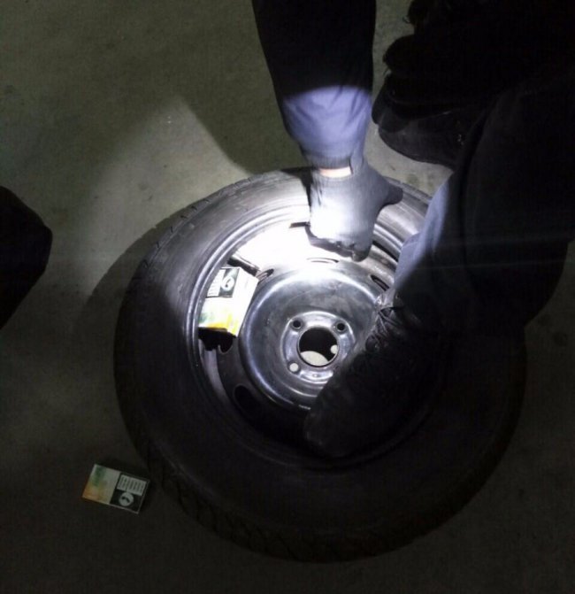 Поляк поплатився автівкою через контрабандні цигарки