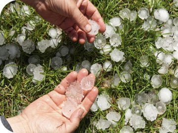 Гроза із сильним дощем та градом: на Волині вирувала негода. ВІДЕО