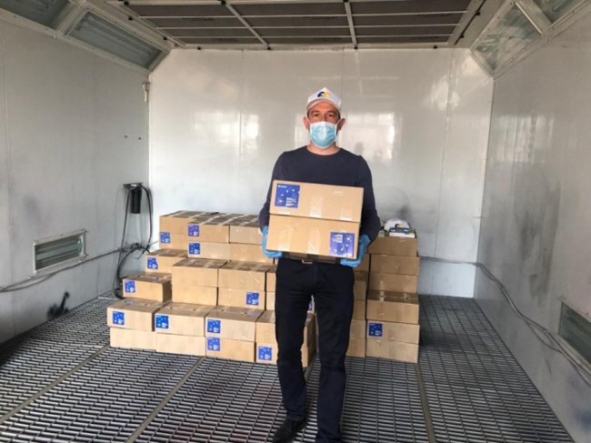 Волиняни отримують продуктові набори в рамках всеукраїнської благодійної кампанії. ФОТО 