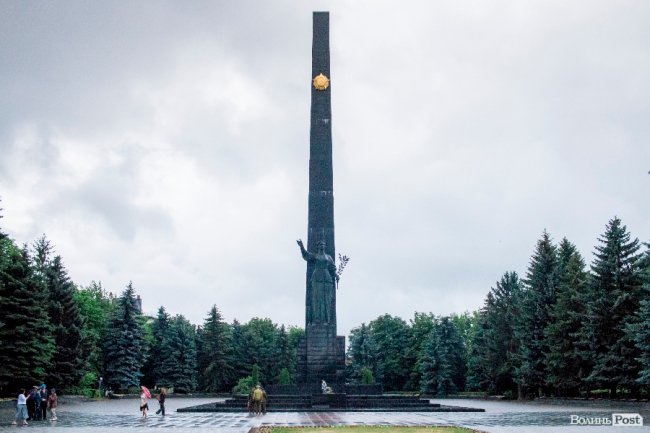 Скорбота і квіти: у Луцьку вшанували жертв війни. ФОТО