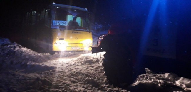Автобуси в кюветах і застряглі фури: наслідки снігового колапсу на Волині