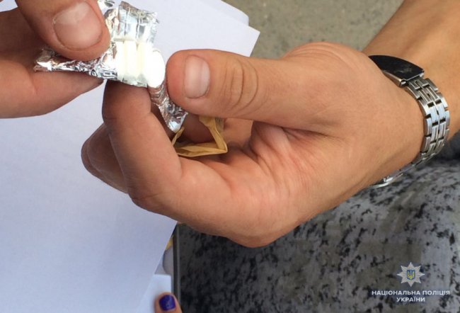 Посеред Луцька в жінки знайшли наркотики