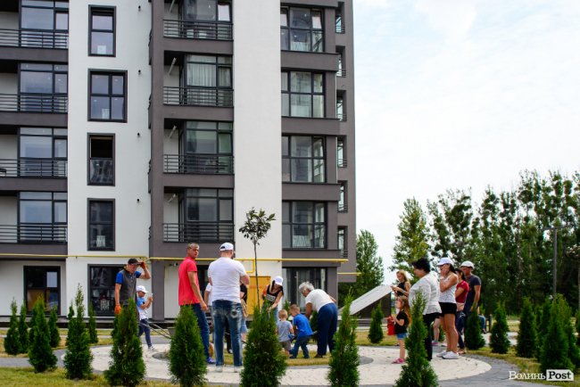 Як мешканці ЖК «Супернова» саджали клени і сакури разом з «Інвестором». ФОТО*