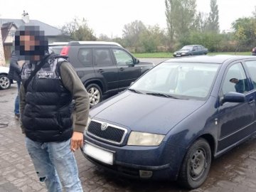 На Волині у відділенні кур'єрської доставки чоловік завантажив товар в авто та втік