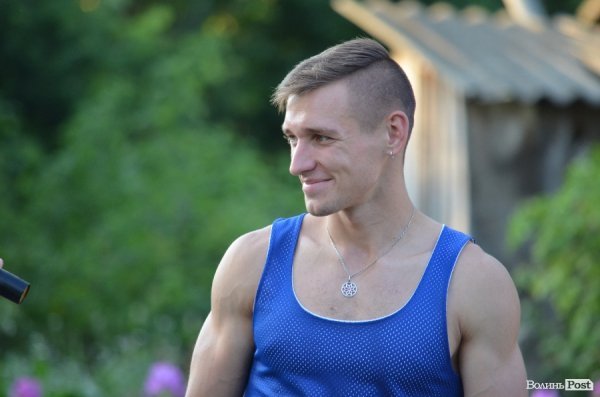 Гопак на битому склі: у Луцьку козачата показали елементи козацького характерництва. ФОТО. ВІДЕО