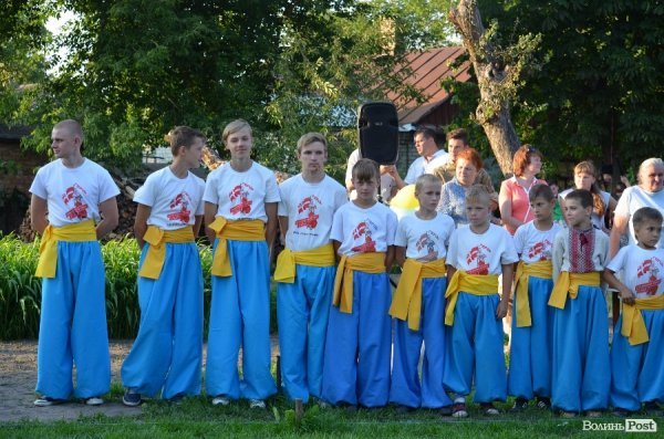 Гопак на битому склі: у Луцьку козачата показали елементи козацького характерництва. ФОТО. ВІДЕО