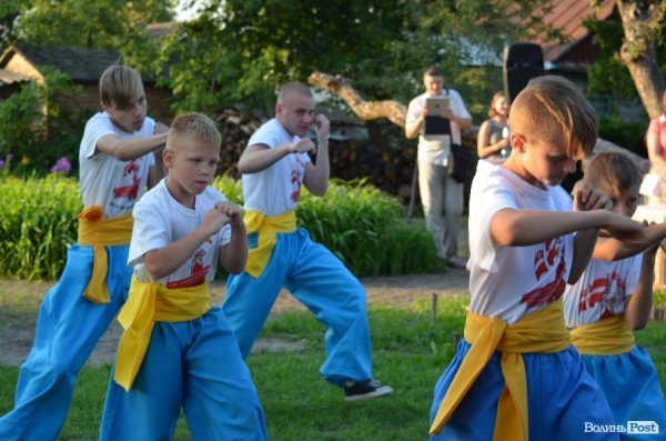 Гопак на битому склі: у Луцьку козачата показали елементи козацького характерництва. ФОТО. ВІДЕО