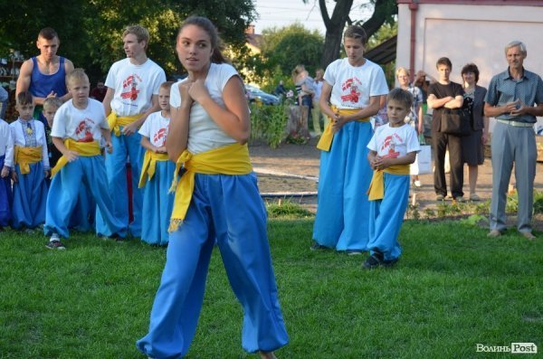 Гопак на битому склі: у Луцьку козачата показали елементи козацького характерництва. ФОТО. ВІДЕО