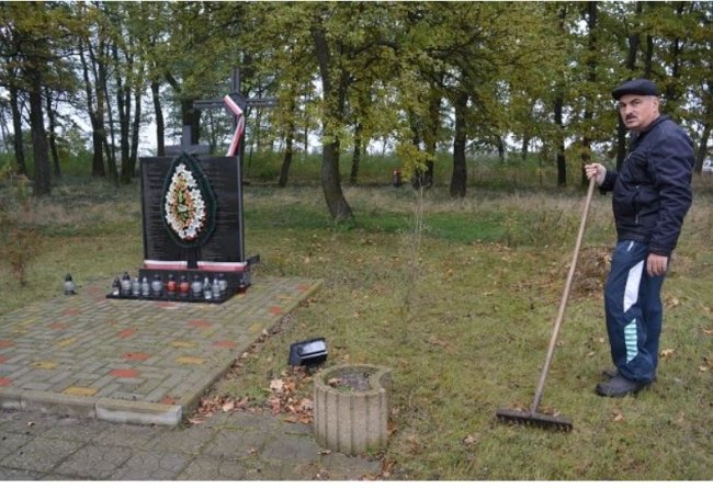 У селищі на Волині небайдужі прибрали старовинне польське кладовище. ФОТО