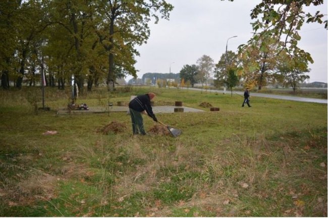 У селищі на Волині небайдужі прибрали старовинне польське кладовище. ФОТО