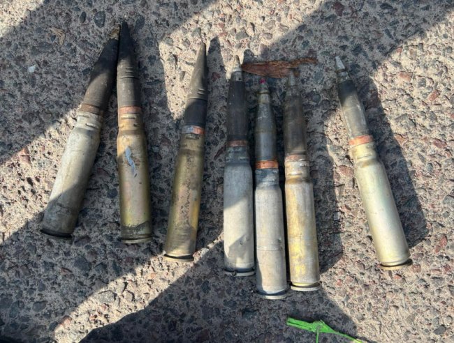 На Волині затримали чоловіка, який у багажнику авто перевозив артилерійські снаряди