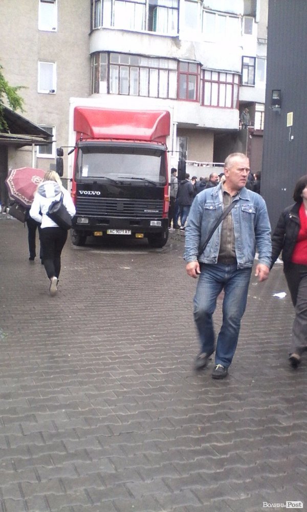 Мешканці будинку на Соборності власноруч розбирають металеву прибудову. ФОТО