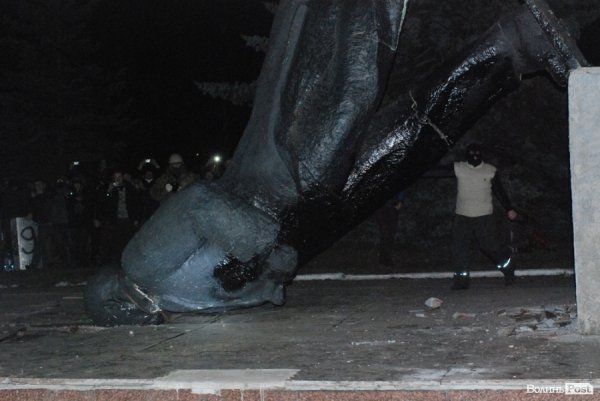 «Ленін, гудбай»: повалені ідоли на Волині. ФОТО