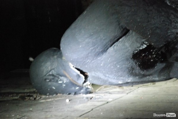 «Ленін, гудбай»: повалені ідоли на Волині. ФОТО