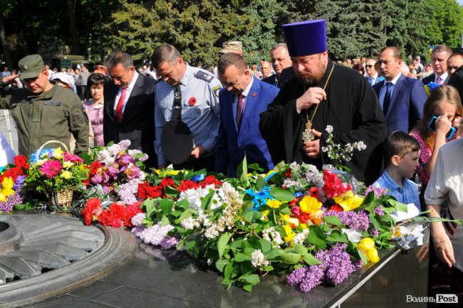 З маками і трояндами: у Луцьку відзначили річницю перемоги над нацизмом. ФОТО