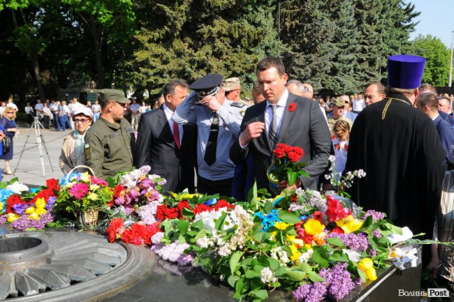 З маками і трояндами: у Луцьку відзначили річницю перемоги над нацизмом. ФОТО