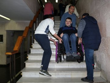 Без сторонньої допомоги ніяк: луцький  драмтеатр виявився непристосованим для людей на візках