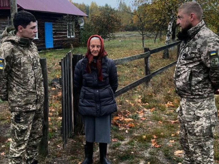На Волині прикордонники врятували жінку, яка пішла по гриби і заблукала у лісі
