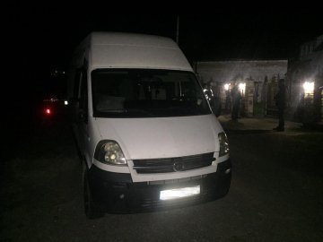 На Львівщині батько за кермом буса наїхав на власну 2-річну доньку: дитина померла