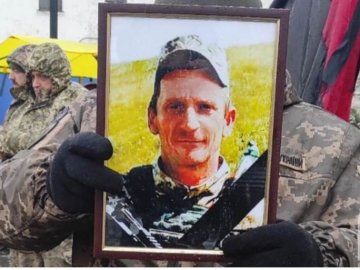 Загиблого Героя Юрія Повшука навколішки зустріли у центрі Рожища. ФОТО. ВІДЕО