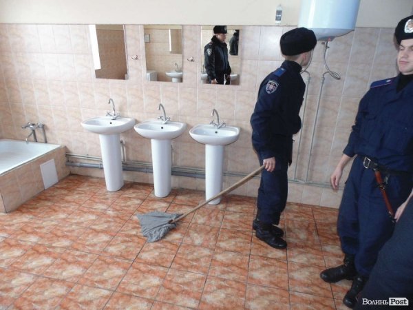 Солдати миють вбиральні