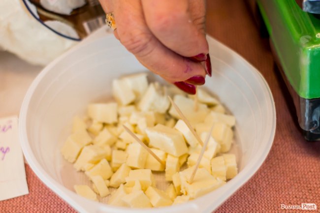 Волинські та рівненські виробники частували лучан сиром. ФОТО
