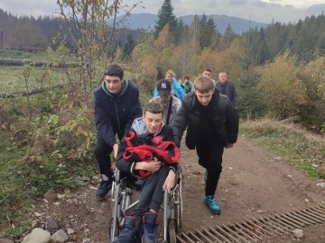 Мріє ходити: збирають гроші на операцію 16-річному волинянину, якого друзі винесли на гору в Карпатах