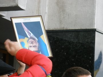 У Луцьку плювали в портрети Януковича. ФОТО