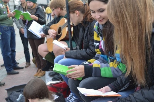 У центрі Луцька молодь співала повстанські пісні. ФОТО. ВІДЕО