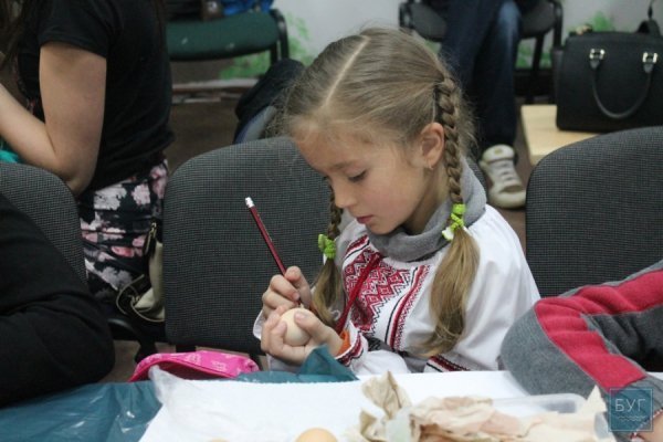 Маленьких нововолинців навчали мистетву писанкарства. ФОТО