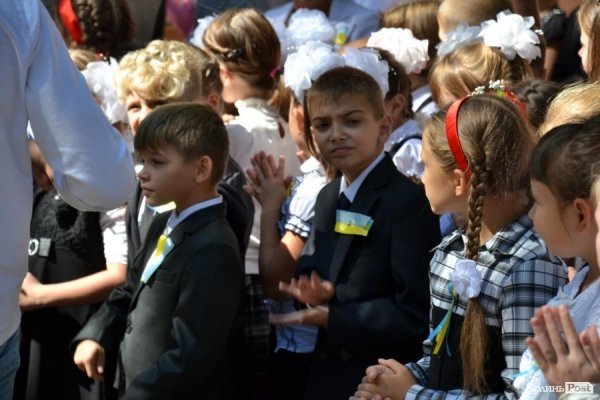 Учні у Слов'янську вдягають патріотичну символіку та співають Гімн