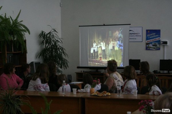 Луцьким дітям-сиротам подарували вишиті сорочки