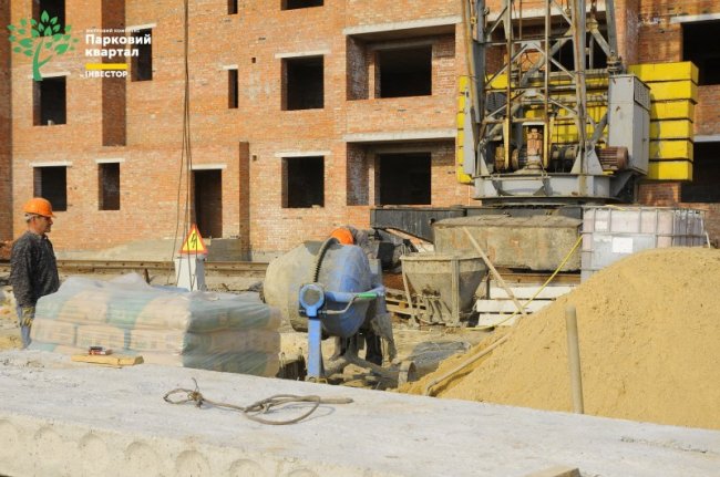 У ЖК «Парковий квартал» розпочали перекриття другого будинку. ФОТО*