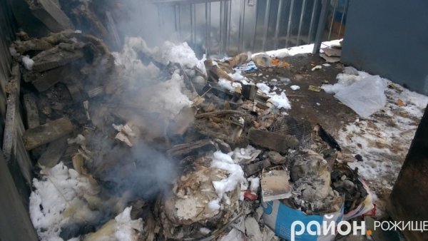 У Рожищі невідомі підпалили баки для сміття