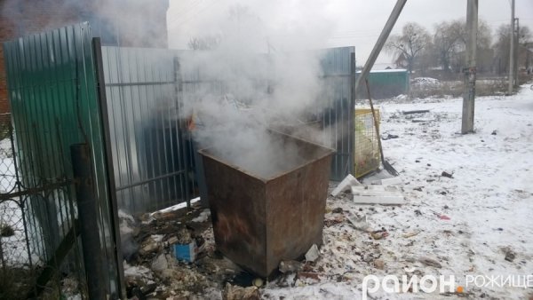 У Рожищі невідомі підпалили баки для сміття