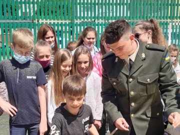 Незвичайний урок музики провели для луцьких учнів нацгвардійці.ВІДЕО