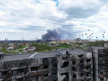 Окупанти видають воду маріупольцям за роботу на завалах: мер просить «зелені коридори»