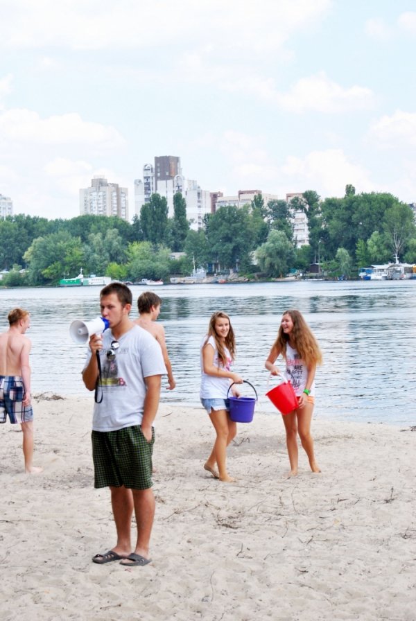 У Києві в гідропарку ‒ масова водяна битва. ФОТО