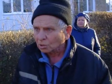 Погрожує сусідам, лається і ходить голяка: на Волині пенсіонер «тероризує» людей. ВІДЕО
