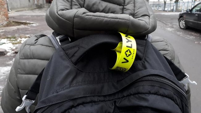 Туристична «фішка», яка рятує життя: у Луцьку випустили брендовані світловідбивачі