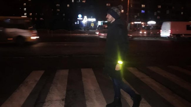 Туристична «фішка», яка рятує життя: у Луцьку випустили брендовані світловідбивачі