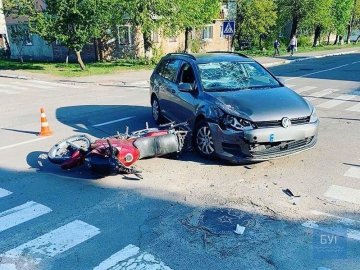 У Нововолинську на перехресті зіткнулися мотоцикл та Volkswagen