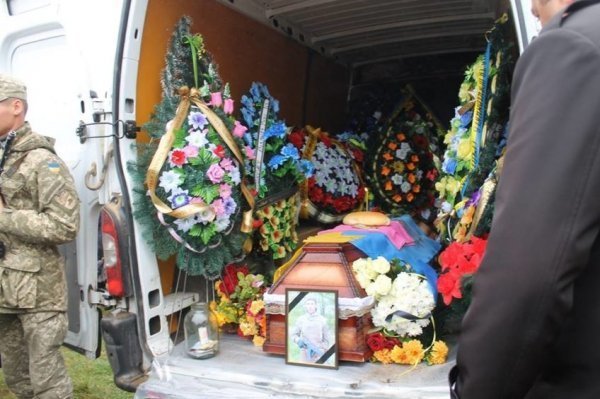 Волинського військового, який загинув на сході, поховали у рідному селі. ФОТО