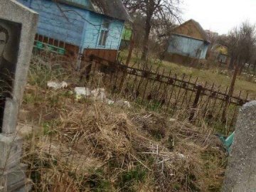 У селі на Волині люди закидають сміттям покинуті могили