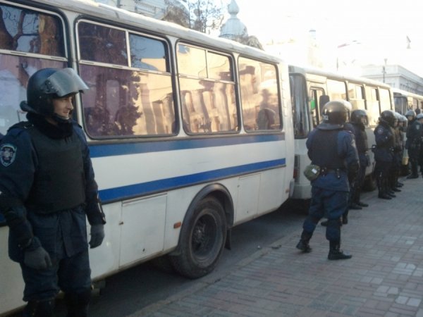 Під Верховною Радою - два мітинги та «Беркут». ФОТО