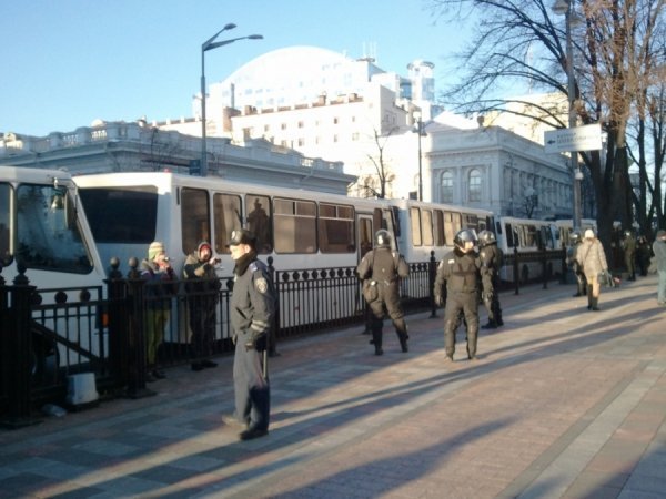 Під Верховною Радою - два мітинги та «Беркут». ФОТО