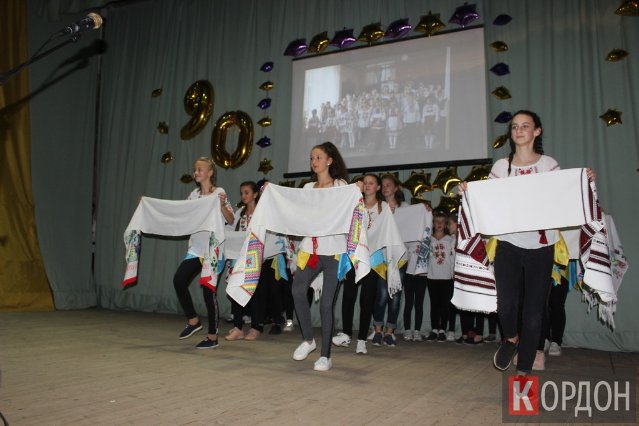 З танцями, хором і священником: школа на Волині весело «відгуляла» 90-річний ювілей. ФОТО