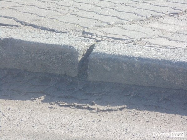 Вулиці Луцька прибирають «дідівськими» методами. ФОТО. ВІДЕО