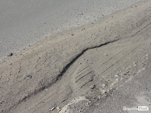 Вулиці Луцька прибирають «дідівськими» методами. ФОТО. ВІДЕО