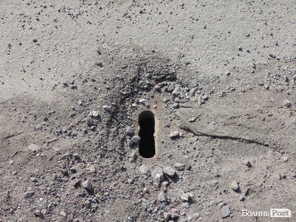 Вулиці Луцька прибирають «дідівськими» методами. ФОТО. ВІДЕО